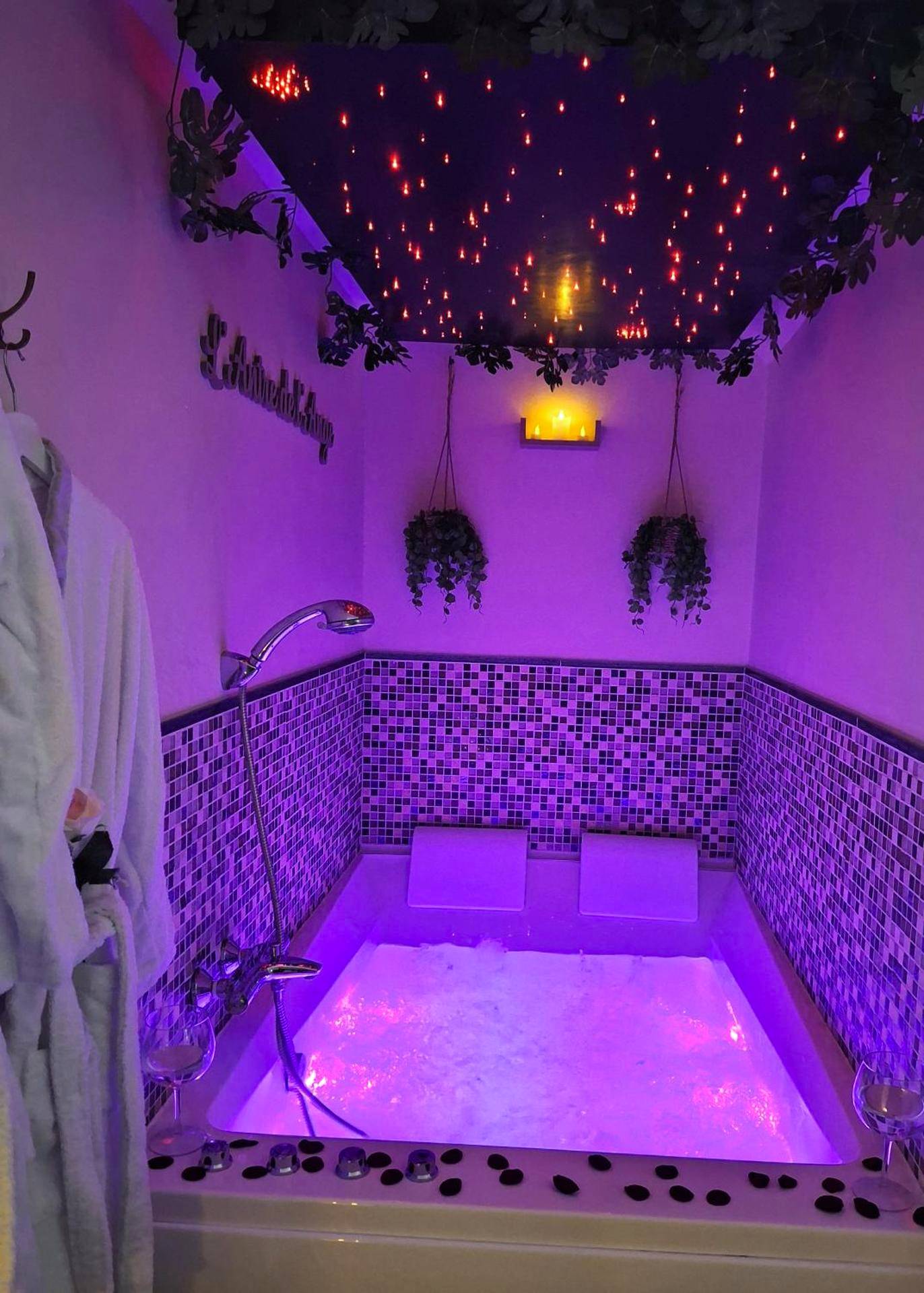 Baignoire balnéo sous un ciel étoilé rose - Love Room Trédarzec - L' Antre de L' Ange