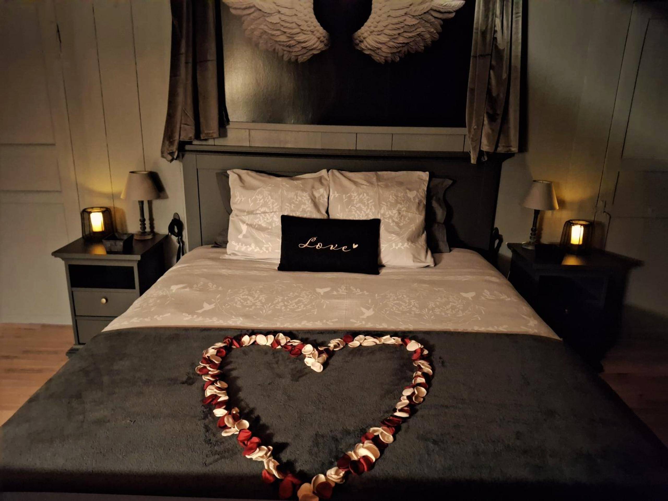 Lit double avec cœur en pétales de rose - L' Antre de L' Ange