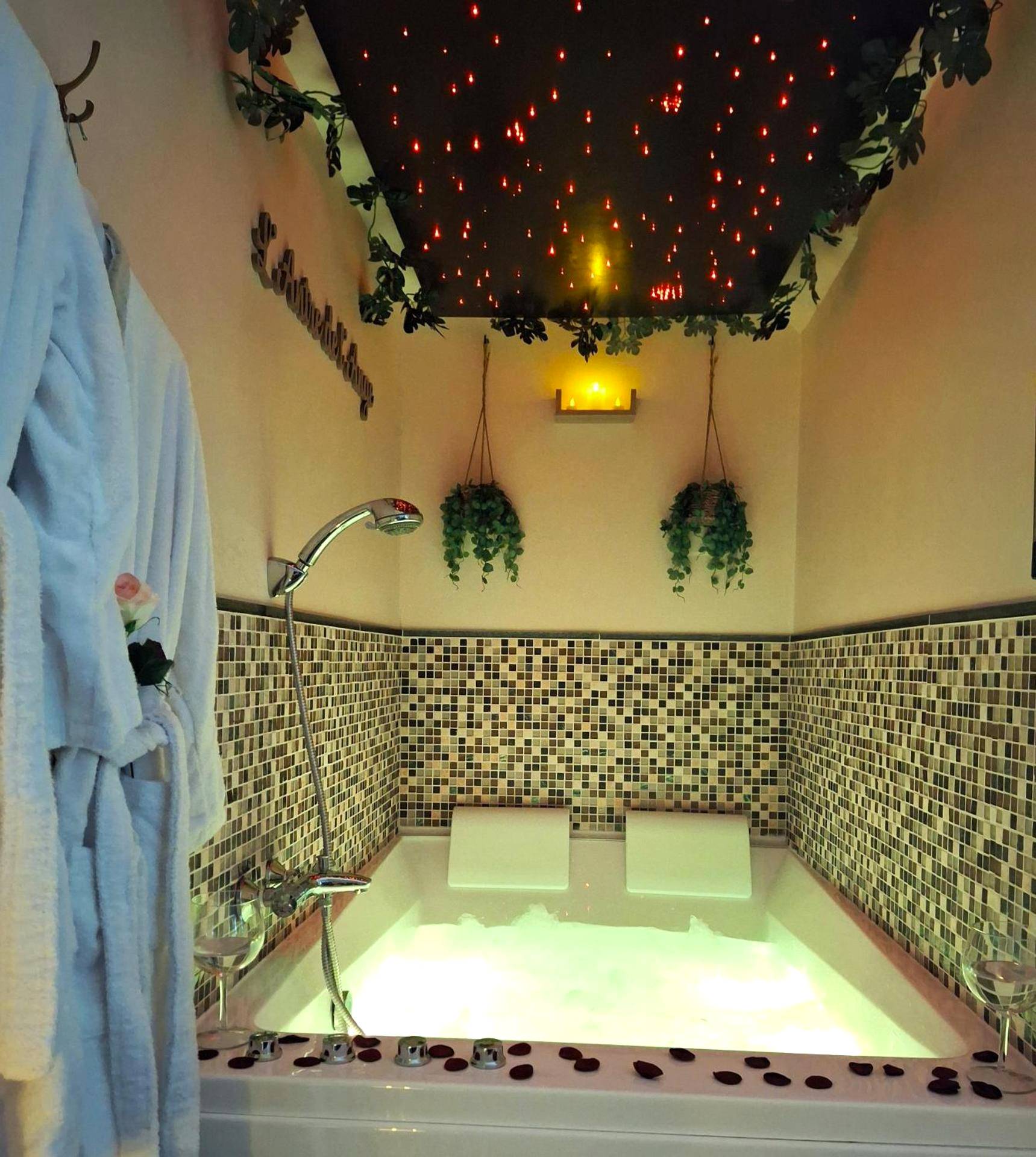 Jacuzzi privatif avec éclairage tamisé - L' Antre de L' Ange