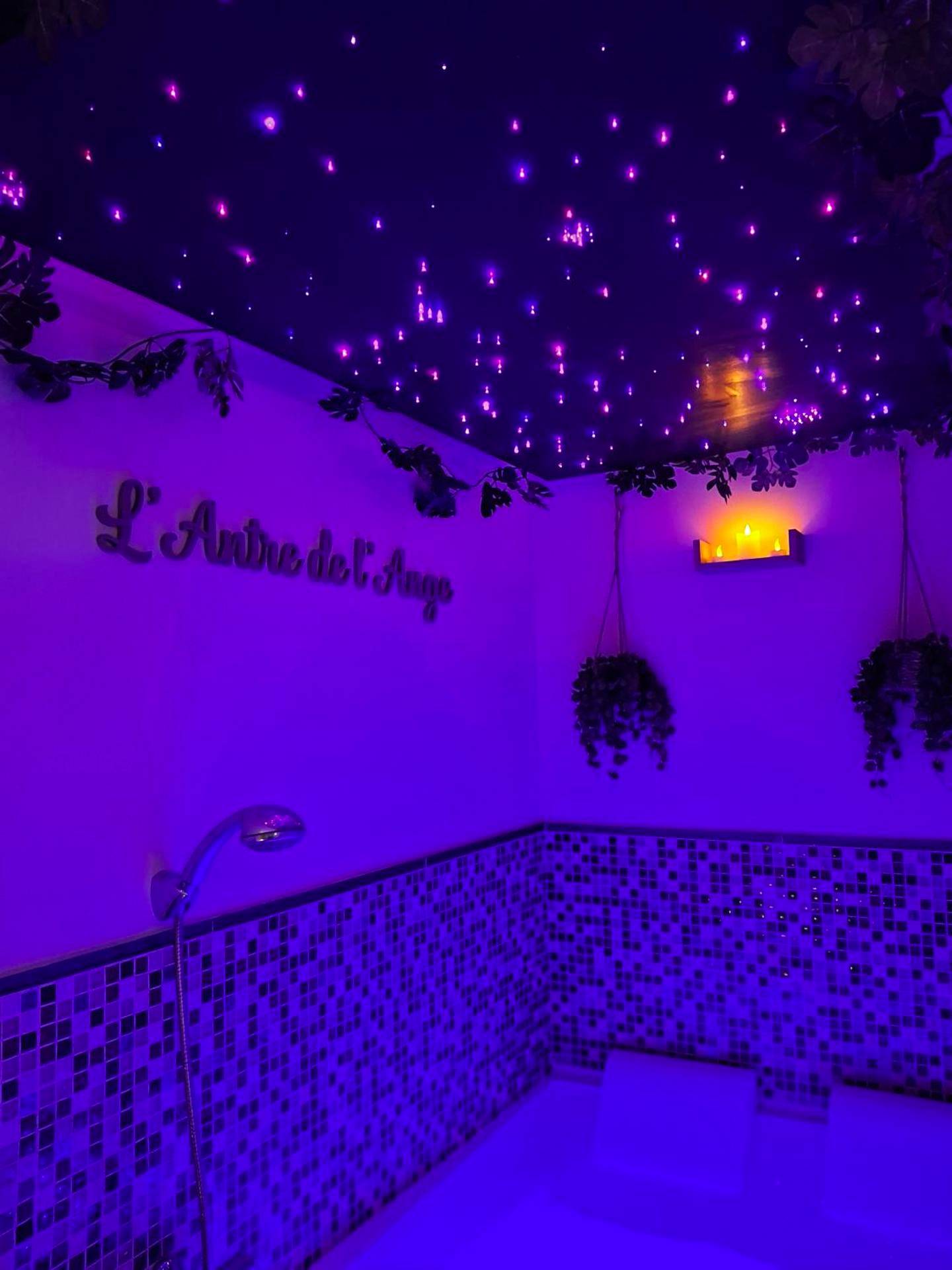Ciel étoilé lumineux au - dessus du jacuzzi - L' Antre de L' Ange