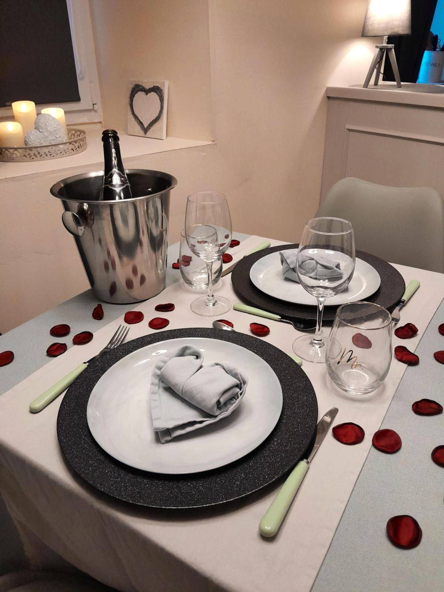 Table dressée avec champagne et pétales - L' Antre de L' Ange