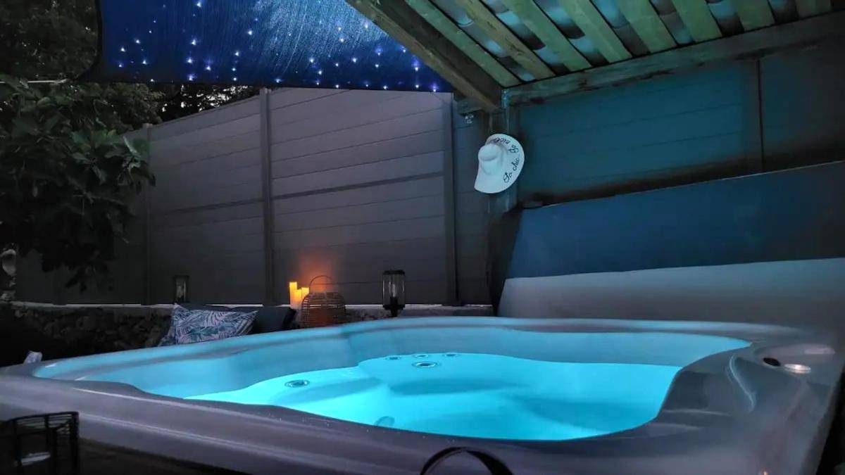 Jacuzzi privatif sous ciel étoilé lumineux - Love Room Bouyon - L'Antre deux Pierres, romantisme, jacuzzi extérieur,...
