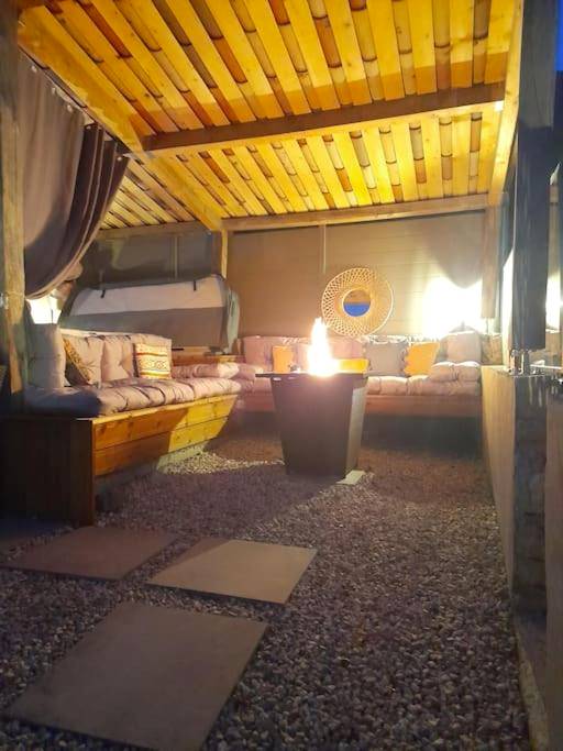 Salon d'été abrité avec brasero central - L'Antre deux Pierres, romantisme, jacuzzi extérieur, plateau dinatoire