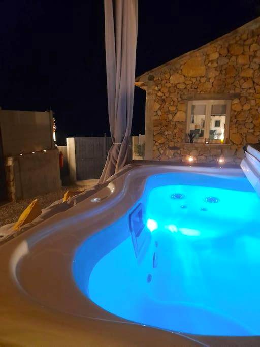 Photo du logement - L'Antre deux Pierres, romantisme, jacuzzi extérieur, plateau dinatoire - Bouyon