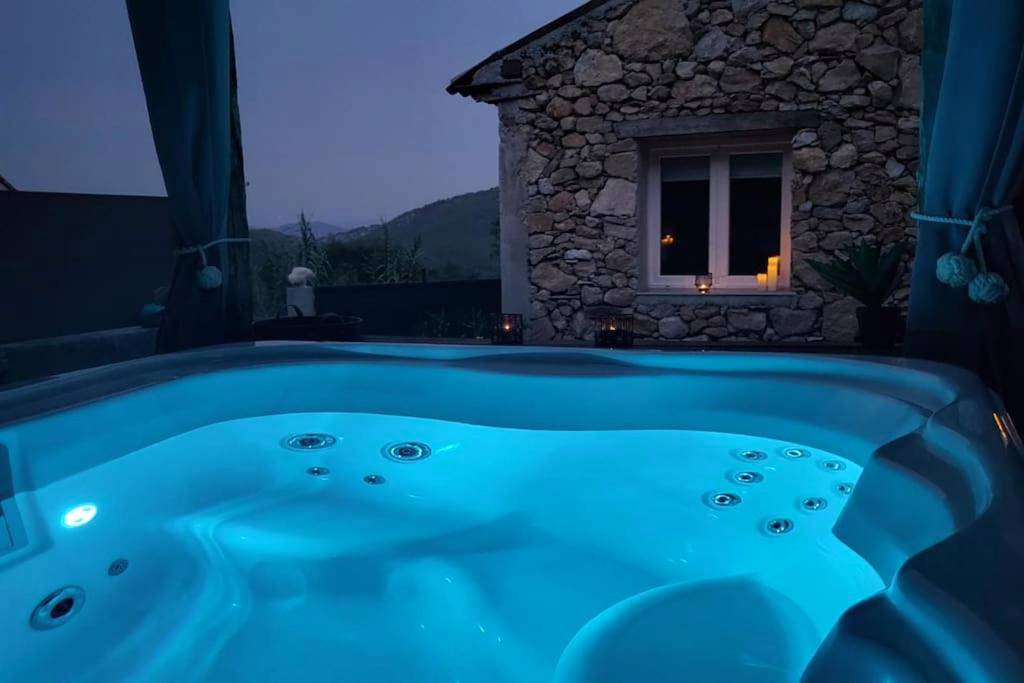 Photo du logement - L'Antre deux Pierres, romantisme, jacuzzi extérieur, plateau dinatoire