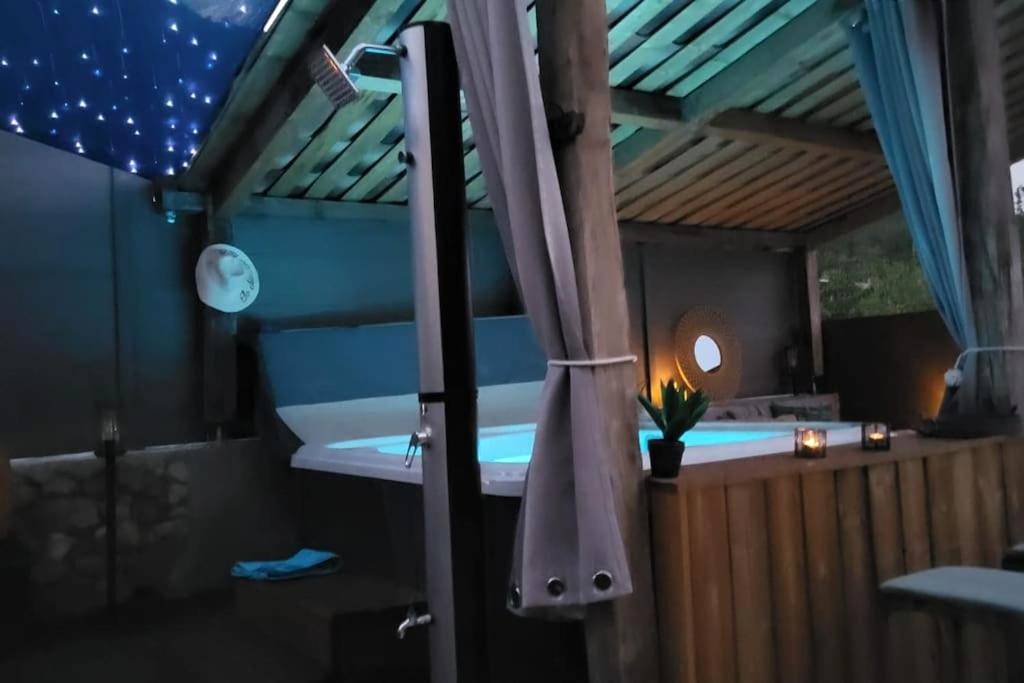 Douche extérieure à côté du jacuzzi - L'Antre deux Pierres, romantisme, jacuzzi extérieur, plateau dinatoire