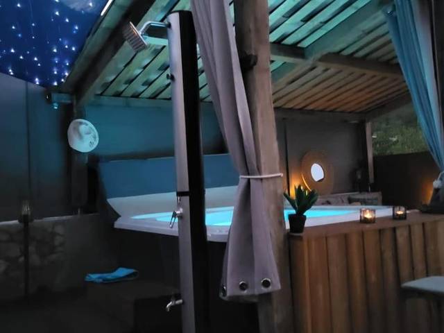 Douche extérieure à côté du jacuzzi - L'Antre deux Pierres, romantisme, jacuzzi extérieur, plateau dinatoire