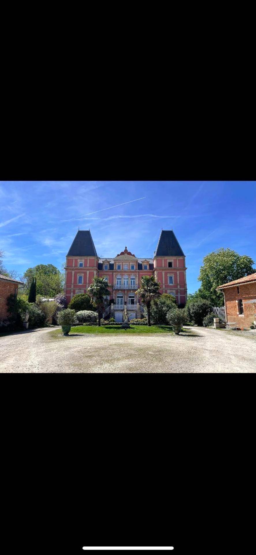 Façade de château en briques rouges et parc - L'Antre vue - jacuzzi au château