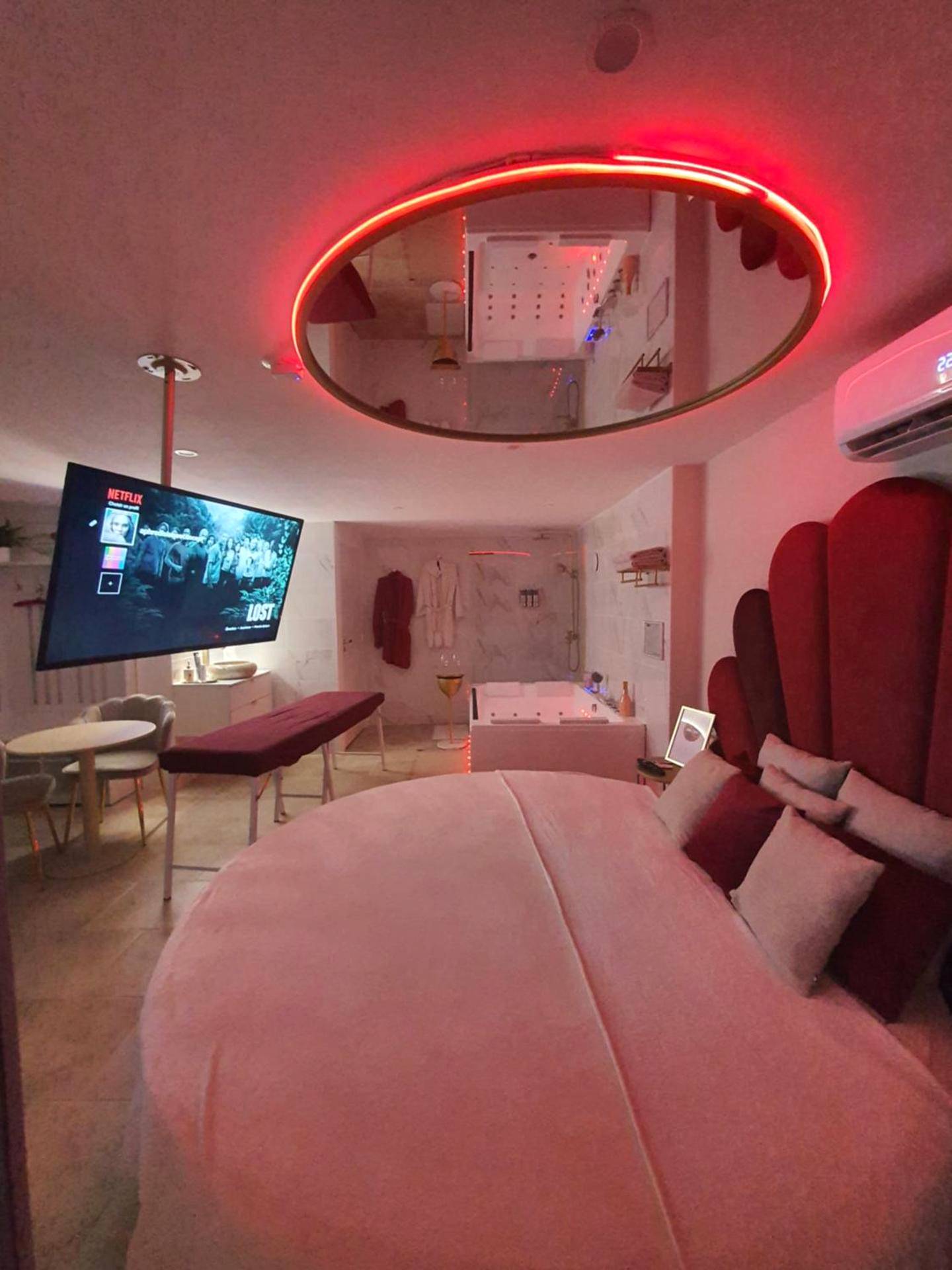 Miroir au plafond au - dessus du lit king size - Aphrodisia loveconcept