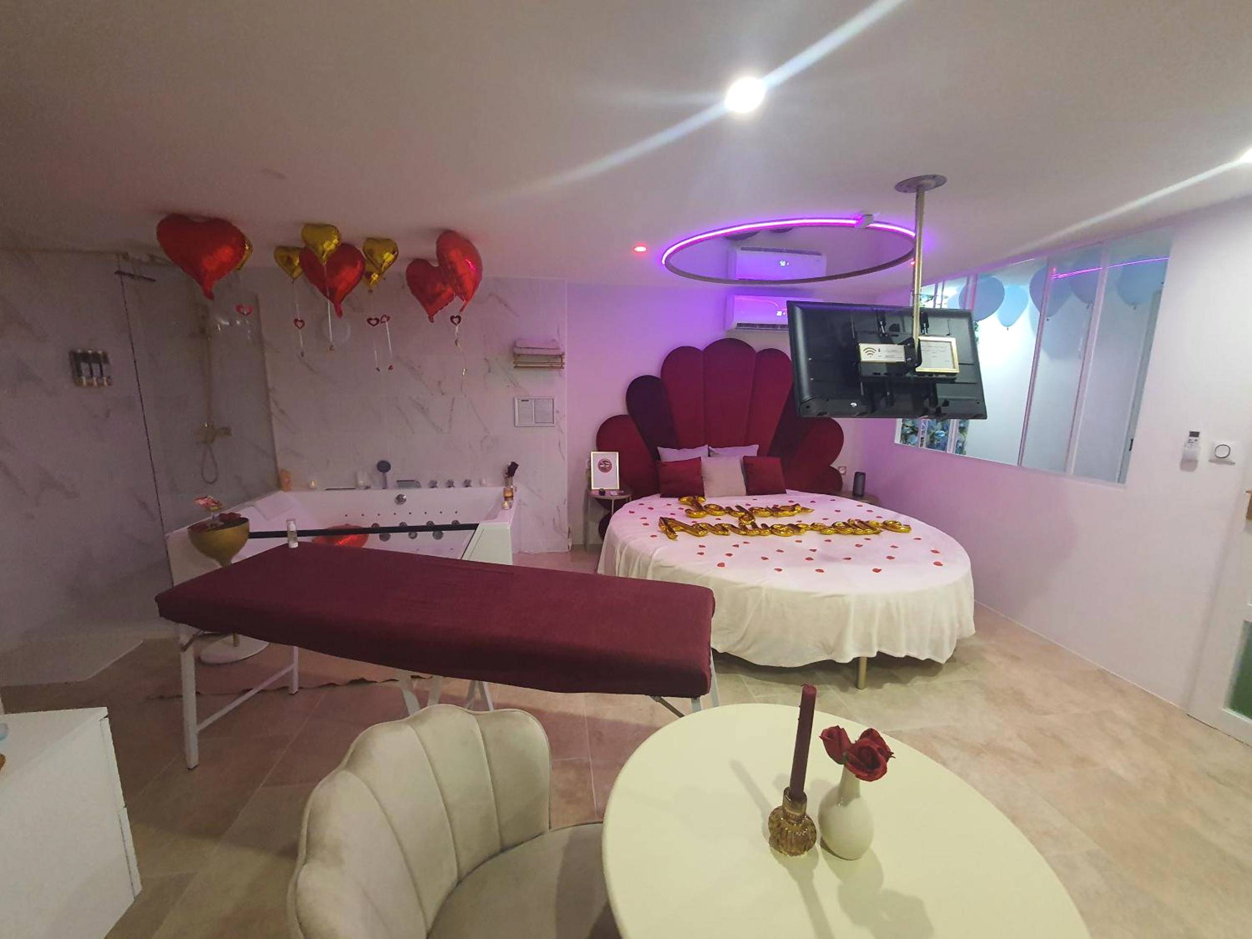 Table de massage et lit avec décor romantique - Aphrodisia loveconcept