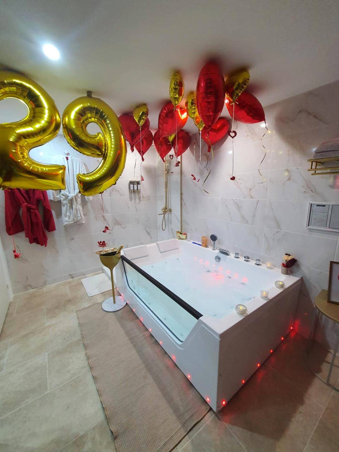 Baignoire balnéo avec ballons en forme de cœur - Aphrodisia loveconcept