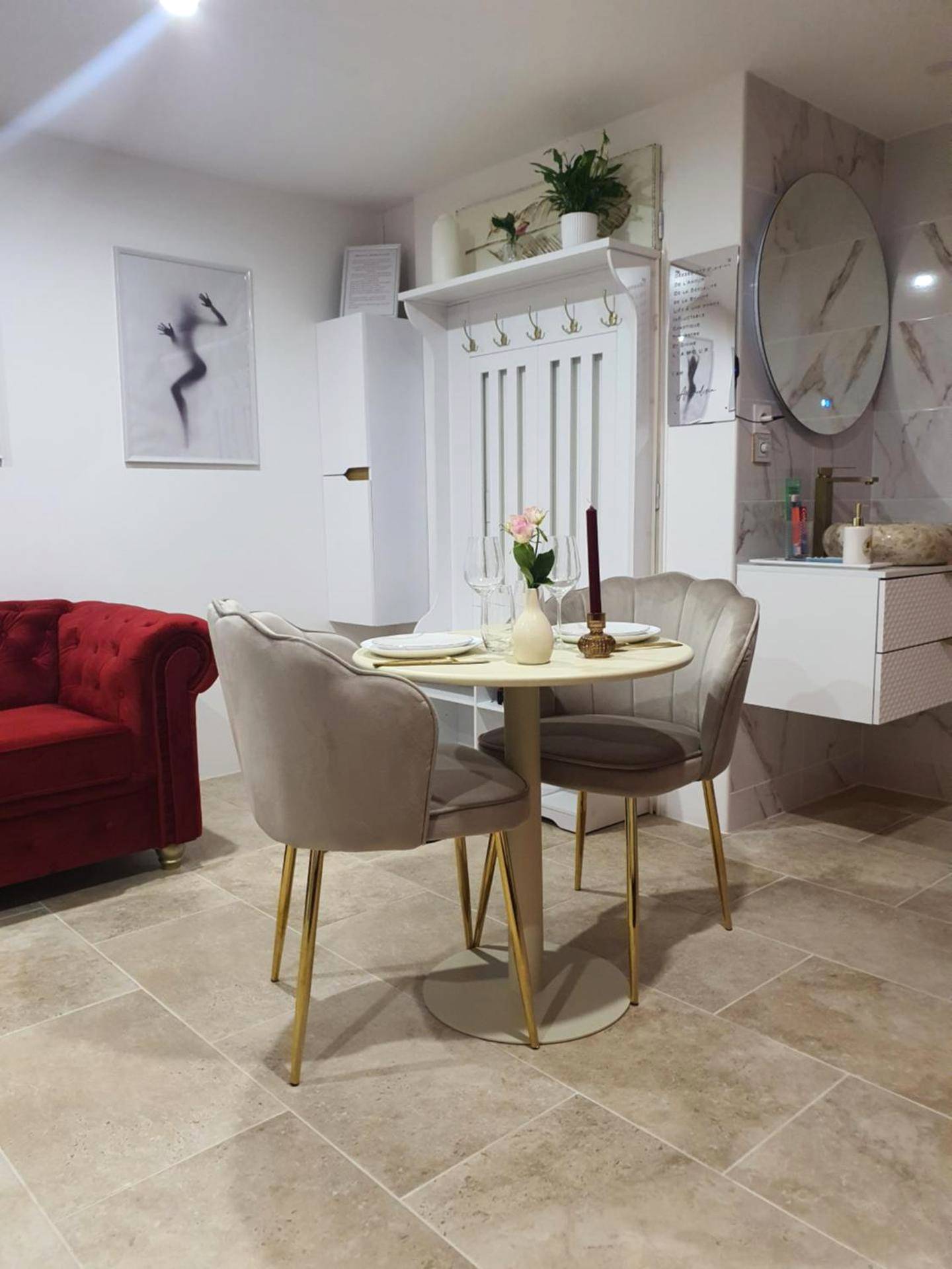 Espace repas avec chaises en velours et sofa - Aphrodisia loveconcept