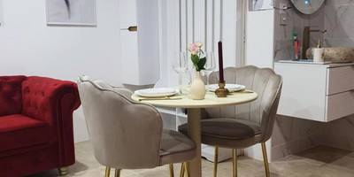 Espace repas avec chaises en velours et sofa - Aphrodisia loveconcept