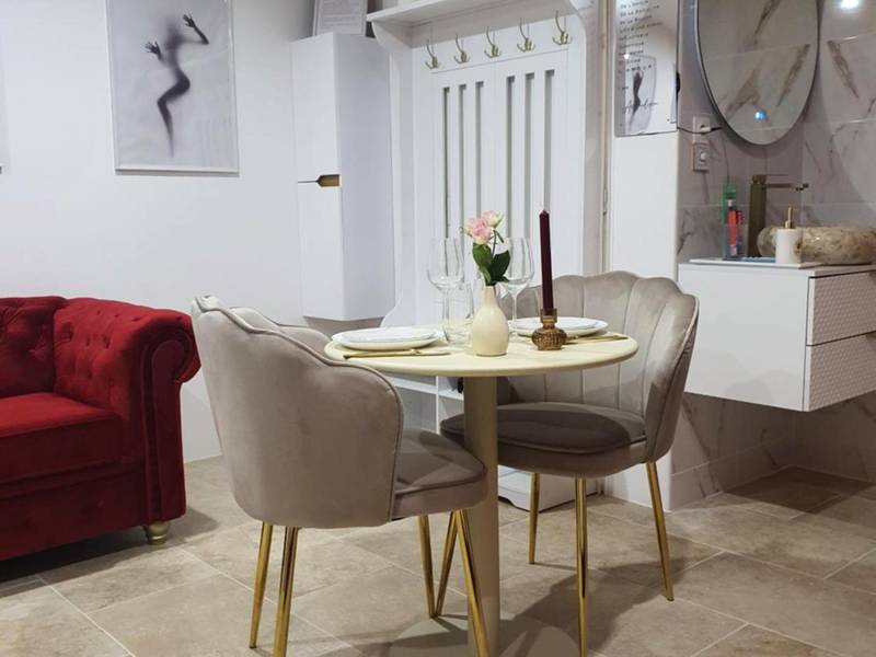 Espace repas avec chaises en velours et sofa - Aphrodisia loveconcept