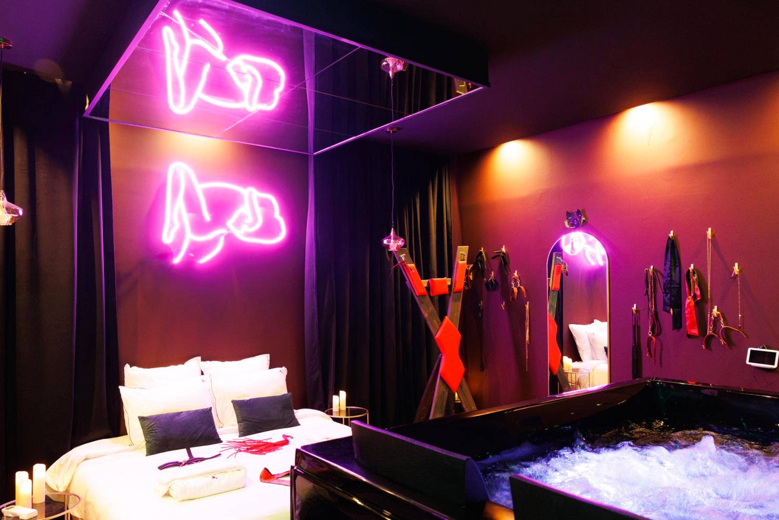 Jacuzzi et lit avec miroir au plafond - Love Room Marseille - Love Room Marseille - Aphrodisia
