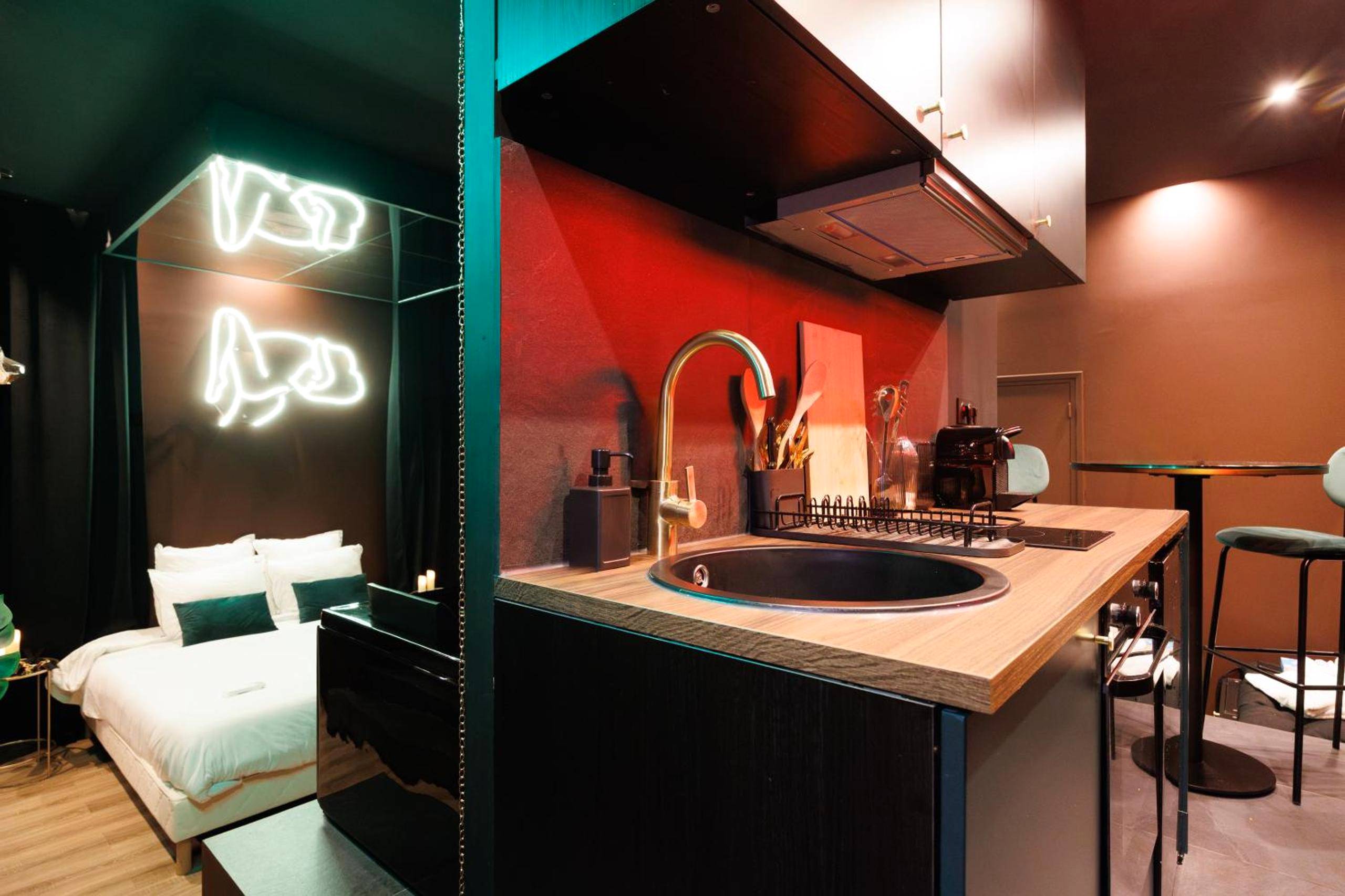 Cuisine équipée ouverte sur la chambre - Love Room Marseille - Aphrodisia