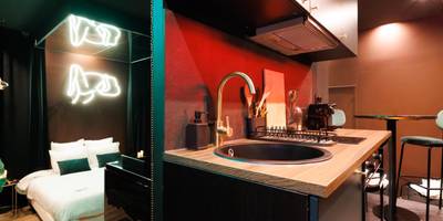 Cuisine équipée ouverte sur la chambre - Love Room Marseille - Aphrodisia
