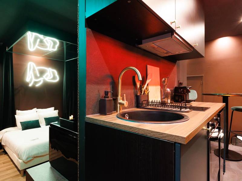 Cuisine équipée ouverte sur la chambre - Love Room Marseille - Aphrodisia