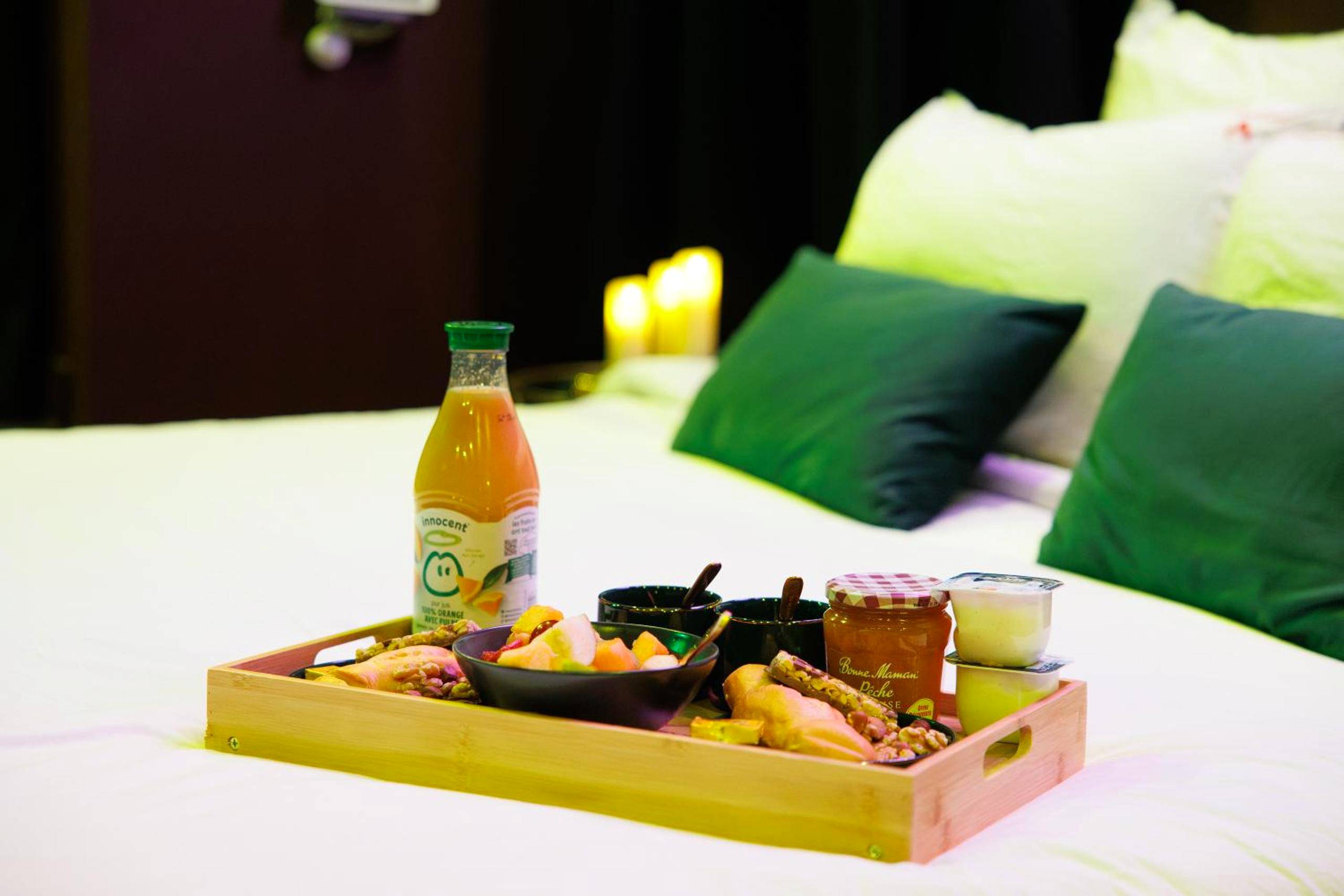 Plateau petit - déjeuner gourmand sur le lit - Love Room Marseille - Aphrodisia
