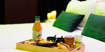 Plateau petit - déjeuner gourmand sur le lit - Love Room Marseille - Aphrodisia