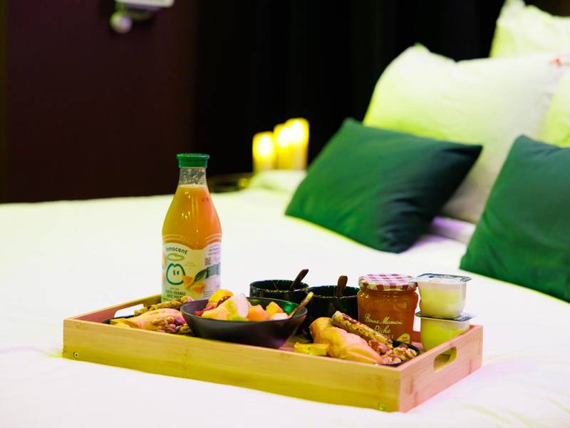 Plateau petit - déjeuner gourmand sur le lit - Love Room Marseille - Aphrodisia