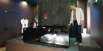 Baignoire balnéo vitrée sur estrade - Love Room Marseille - Aphrodisia