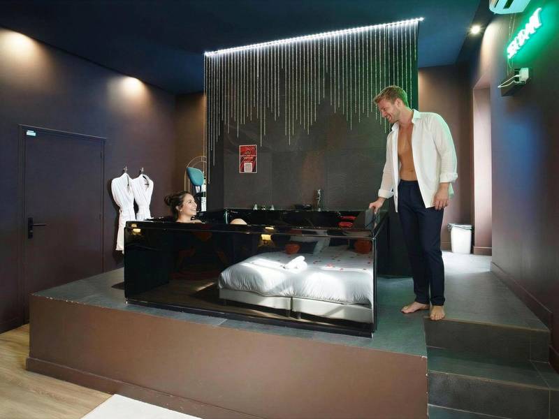 Baignoire balnéo vitrée sur estrade - Love Room Marseille - Aphrodisia