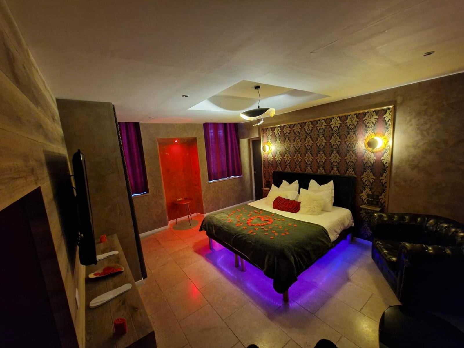 Chambre romantique avec lit et canapé capitonné - L'Aphrodite Jacuzzi privatif