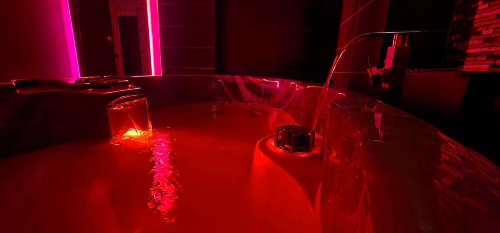 Jacuzzi privatif avec éclairage rouge tamisé - L'Aphrodite Jacuzzi privatif