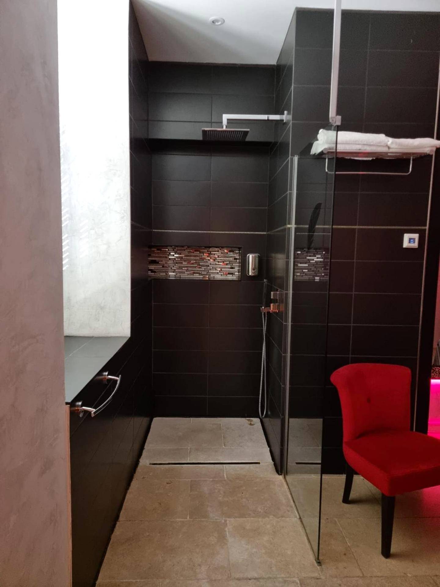 Douche à l'italienne moderne et fauteuil rouge - L'Aphrodite Jacuzzi privatif