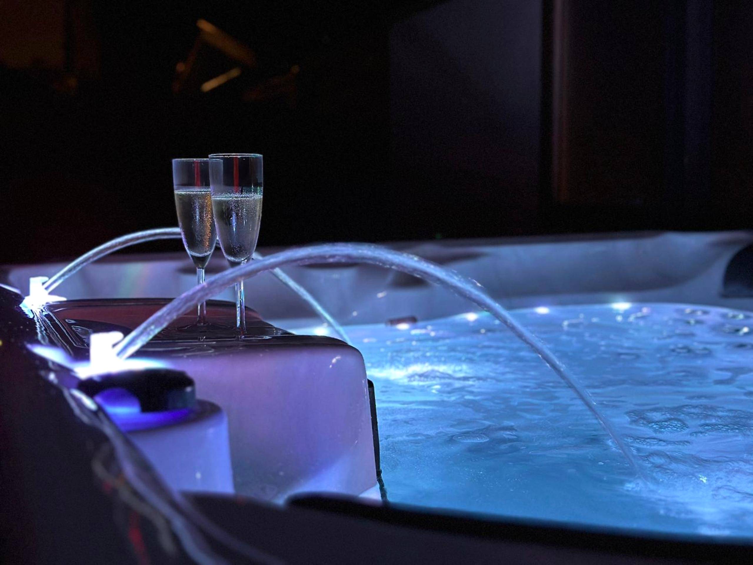 Jacuzzi privatif avec jets d'eau et coupes - Love Room Huttenheim - l'Aphrodite