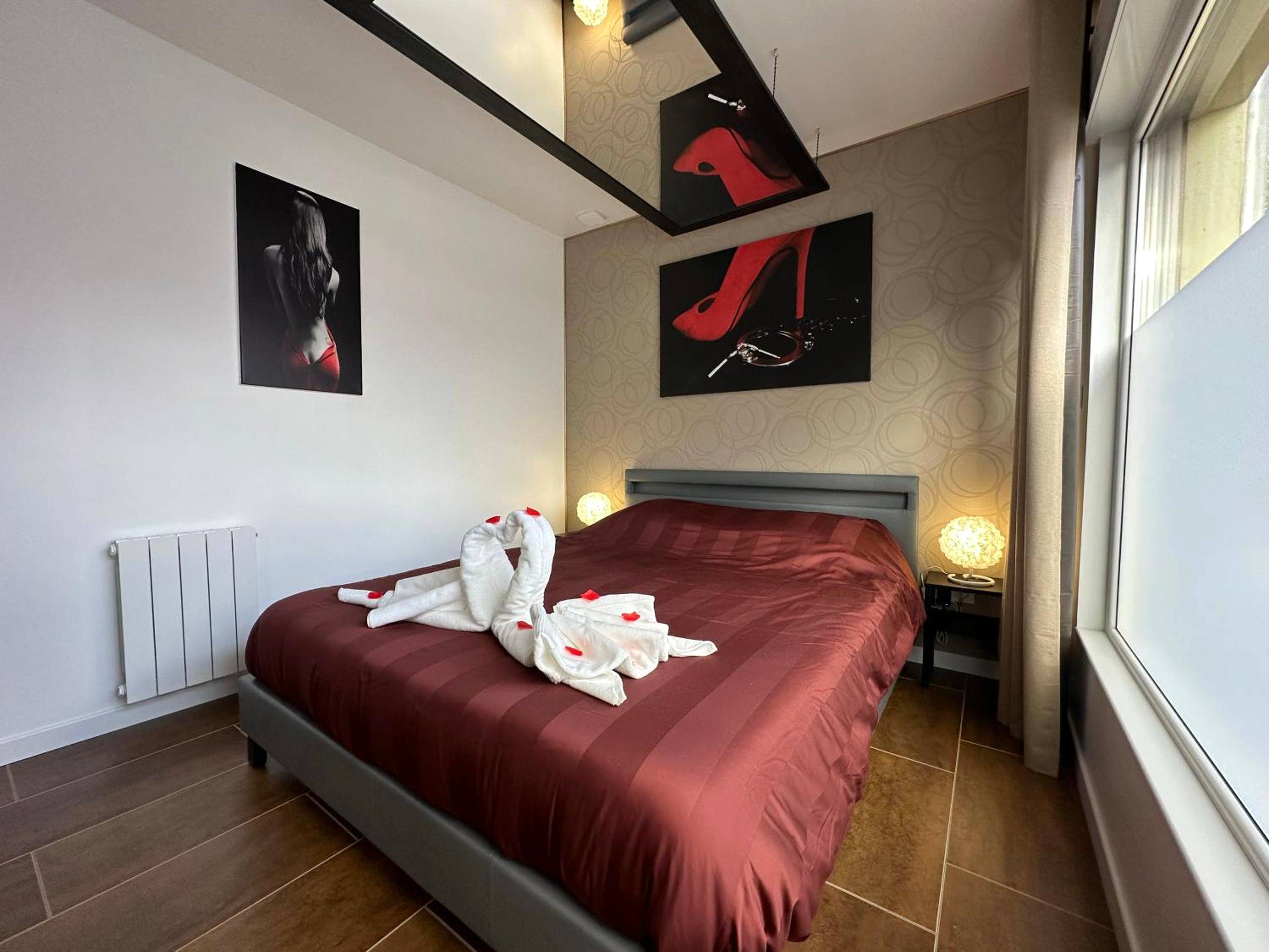 Lit double avec cygnes en serviette et miroir - l'Aphrodite