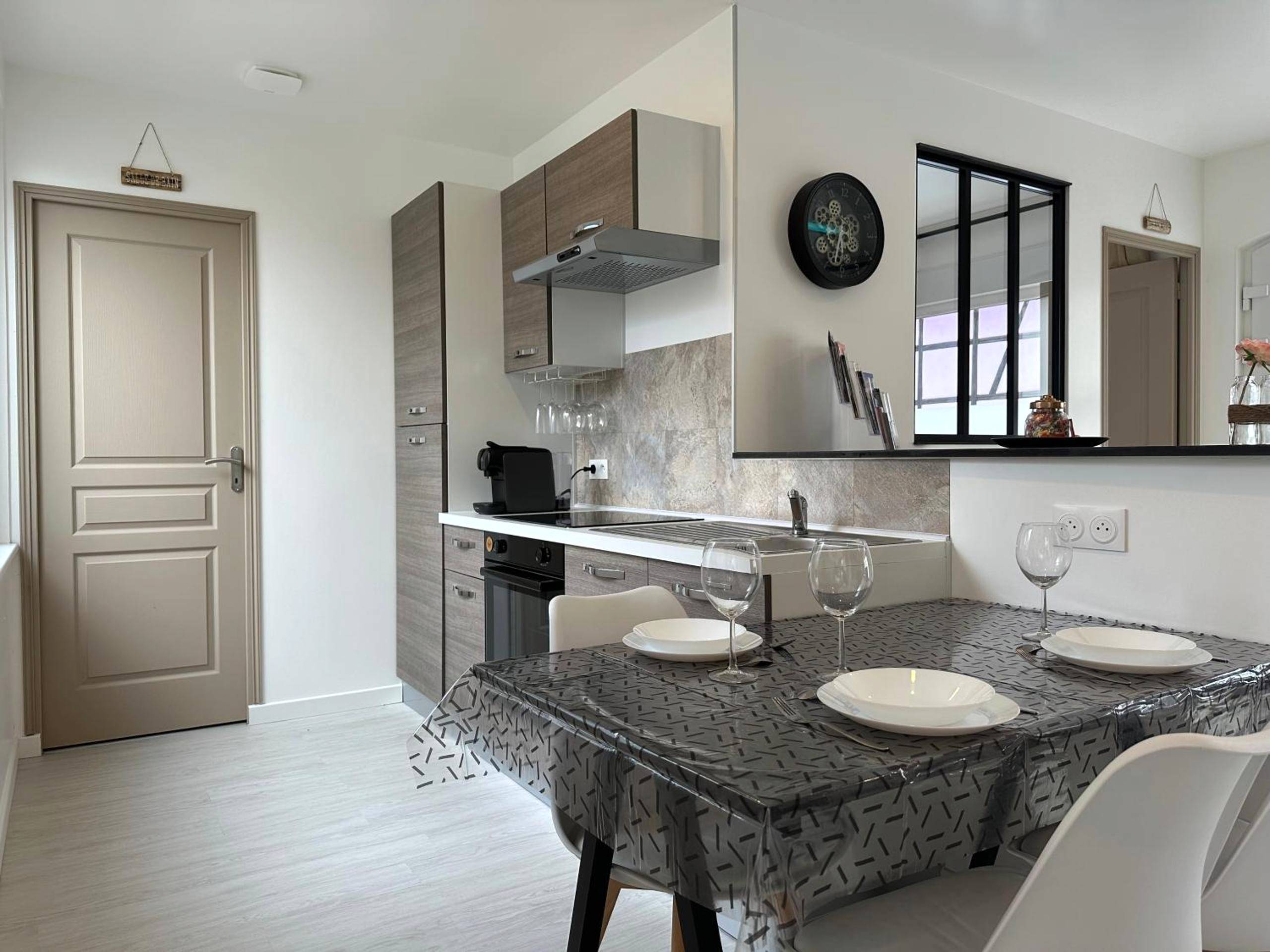 Espace repas et cuisine équipée moderne - l'Aphrodite