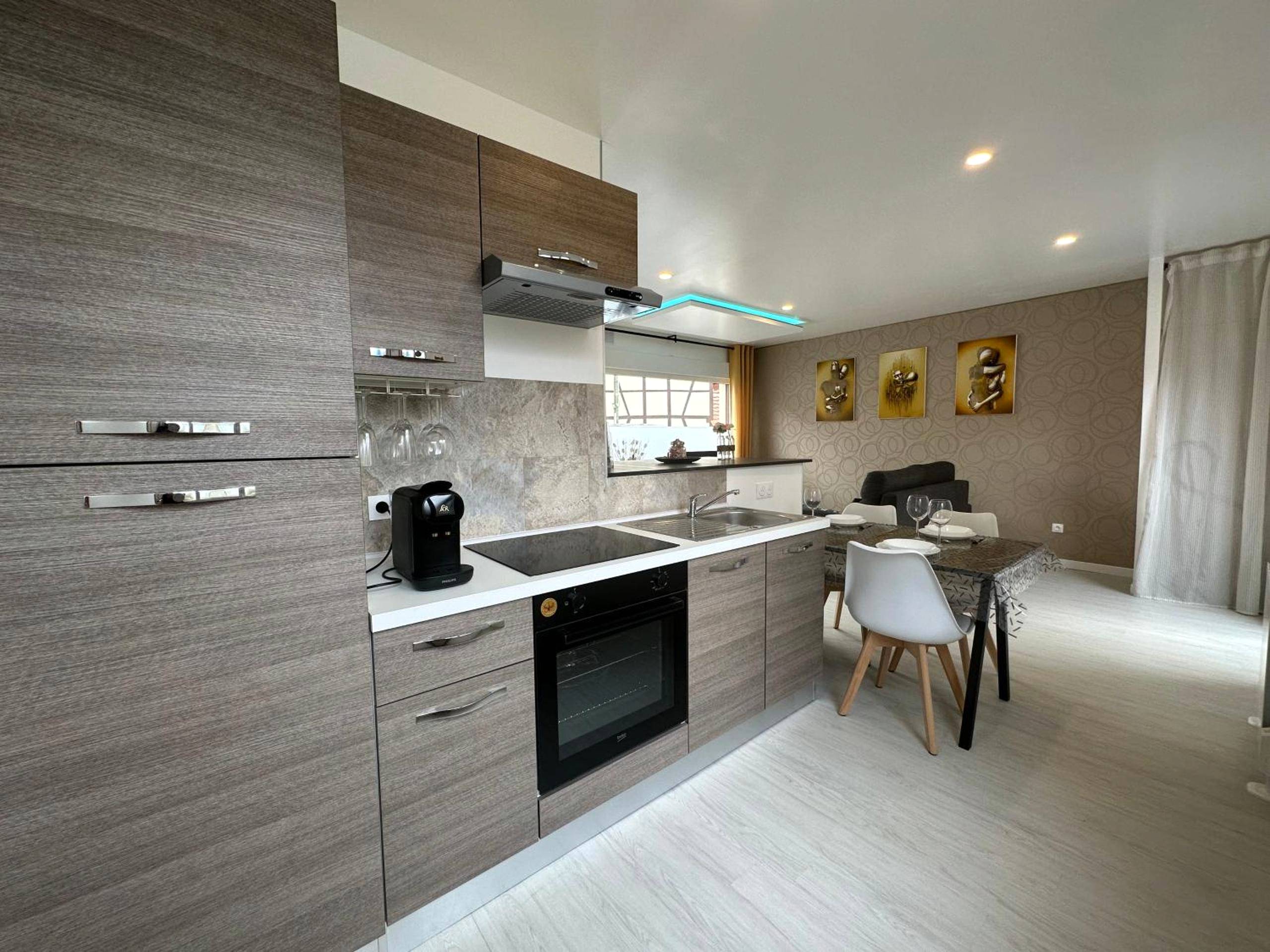 Cuisine ouverte sur le séjour avec table dressée - l'Aphrodite