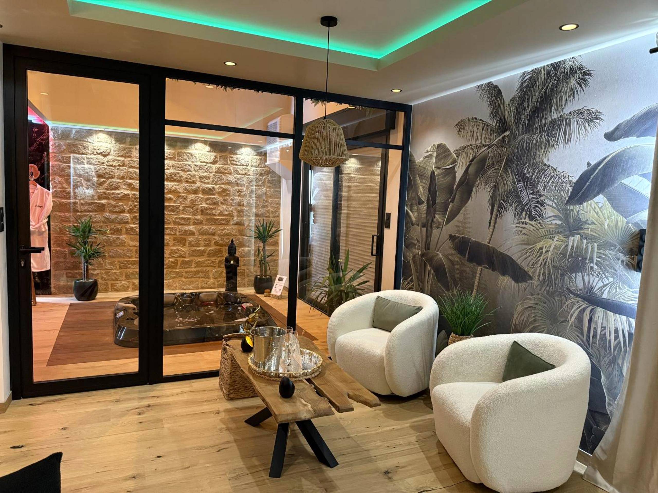 Salon avec fauteuils blancs et mur végétal - Love Room Noyal - Pontivy - L'Apogée