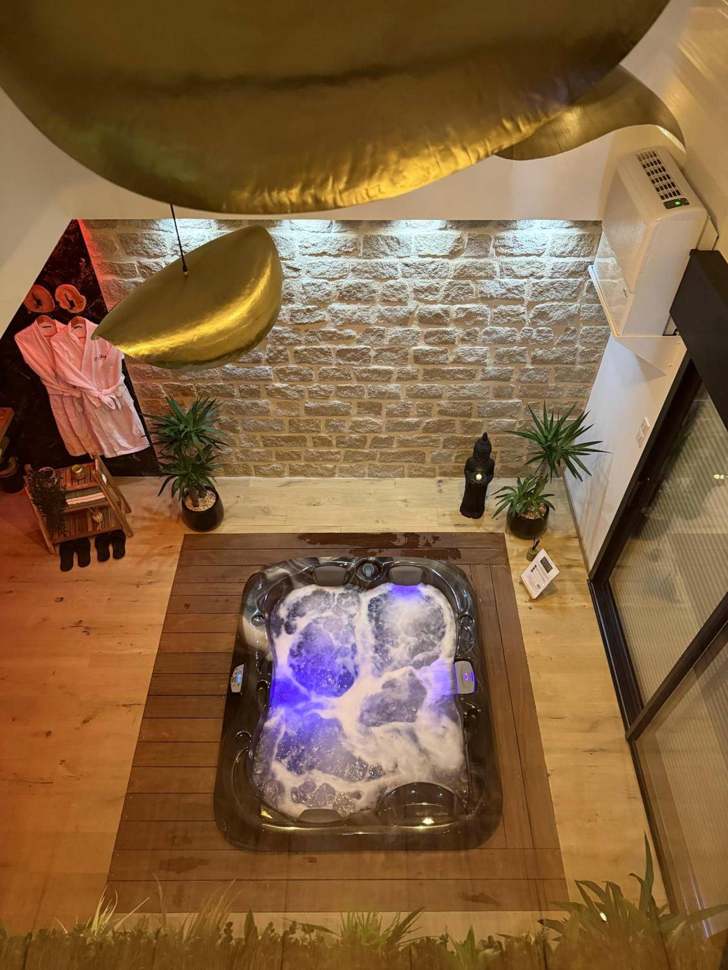 Vue plongeante sur jacuzzi et espace détente - L'Apogée