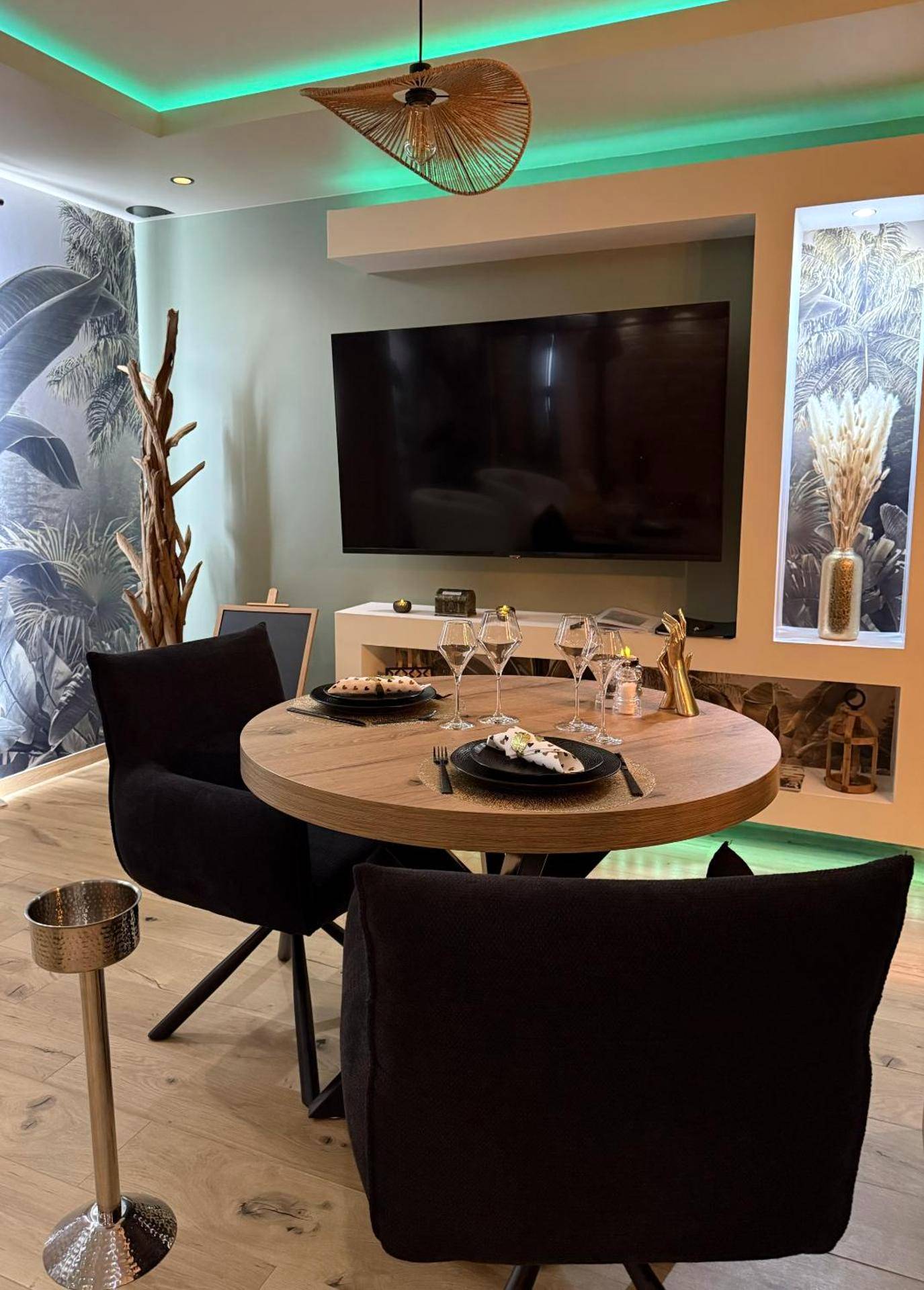 Table dressée pour deux face à la télévision - L'Apogée