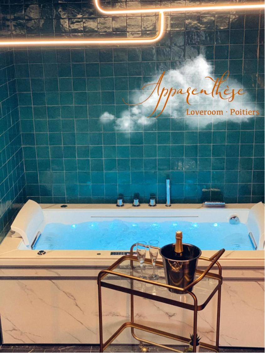 Baignoire balnéo avec bouteille de champagne - Love Room Poitiers - Apparenthèse Love Room Jacuzzi Sauna