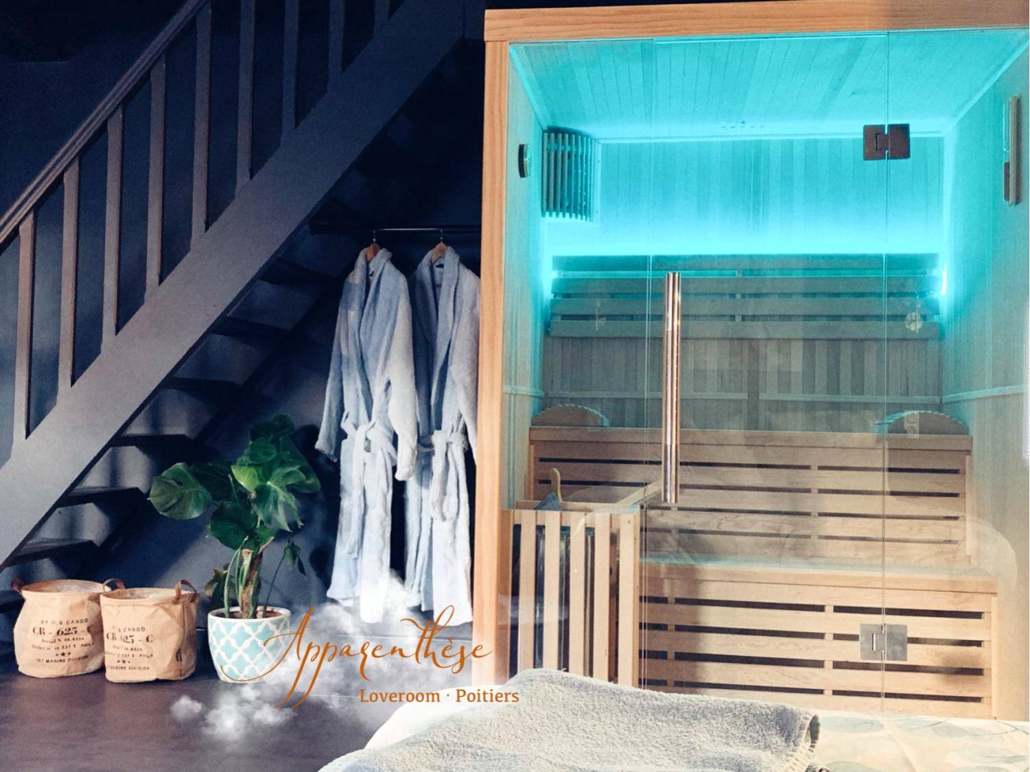 Sauna traditionnel et peignoirs blancs - Apparenthèse Love Room Jacuzzi Sauna