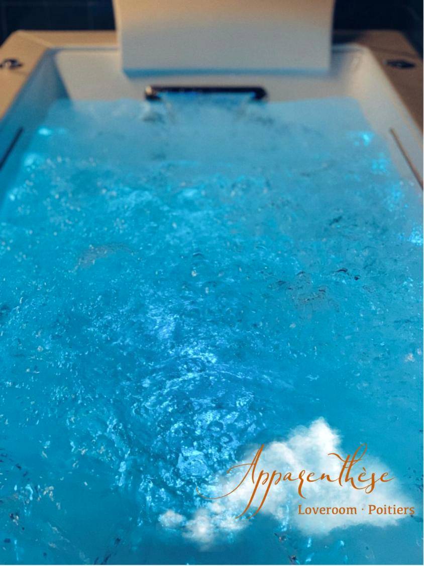Jacuzzi privatif avec eau bouillonnante bleue - Apparenthèse Love Room Jacuzzi Sauna