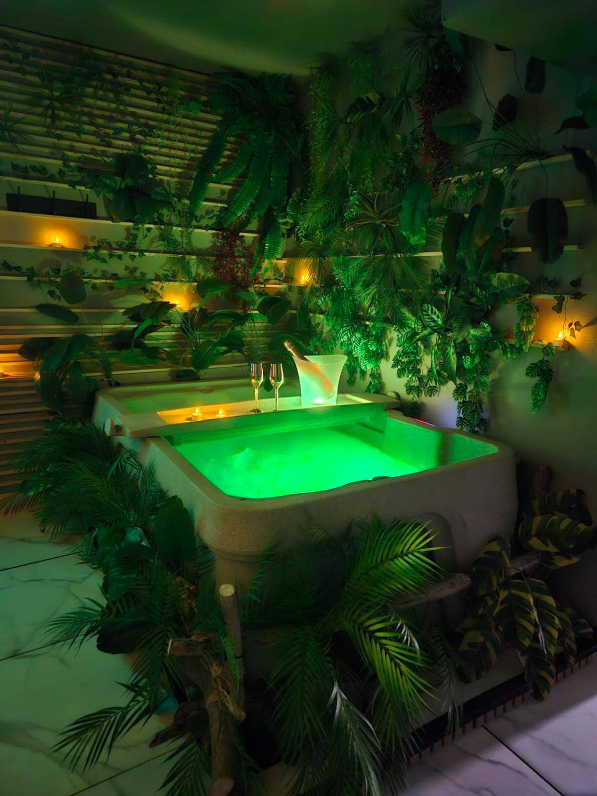Jacuzzi privatif avec ambiance tropicale - Love Room Lamalou - les - Bains - L'appart'hôtel - 1 Appartement Love Room...