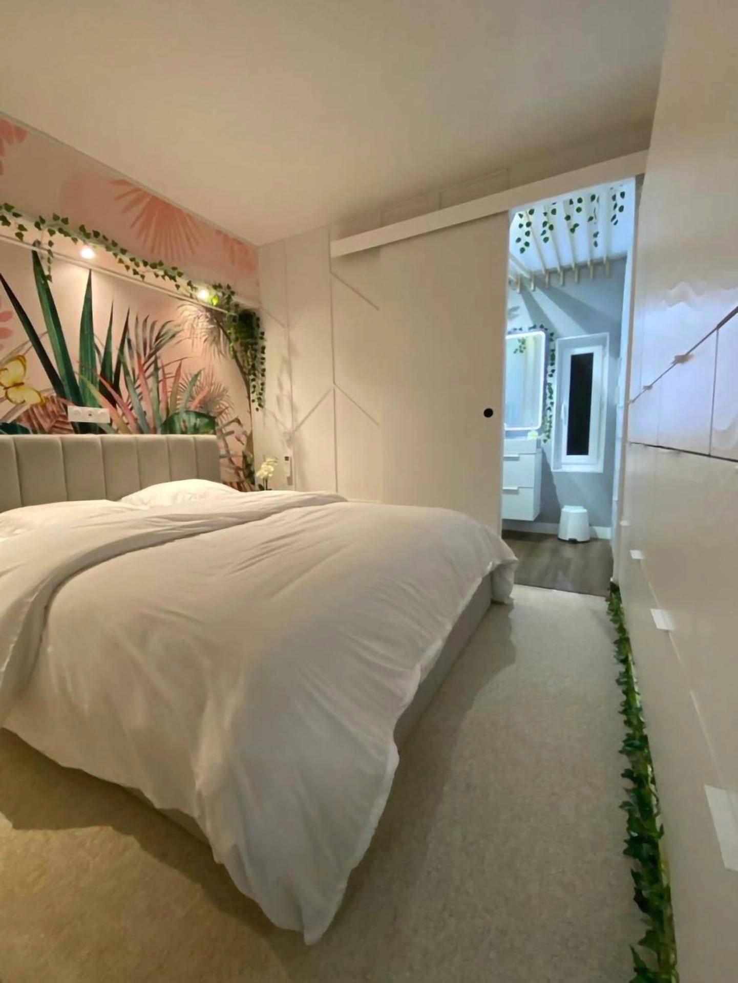 Chambre avec lit double et papier peint floral - L'appart'hôtel - 1 Appartement Love Room avec Spa Privatif & Autres...