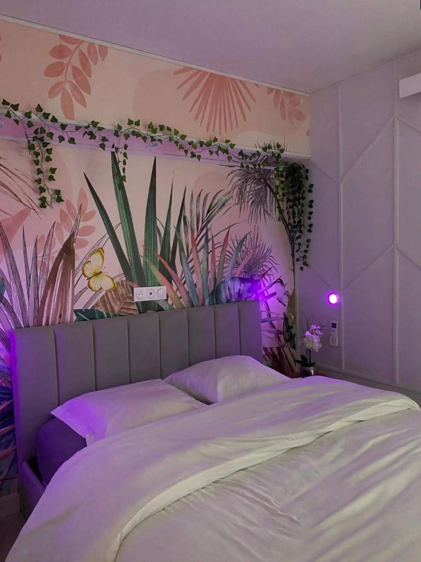 Lit double face à un mur végétal et floral - L'appart'hôtel - 1 Appartement Love Room avec Spa Privatif & Autres...