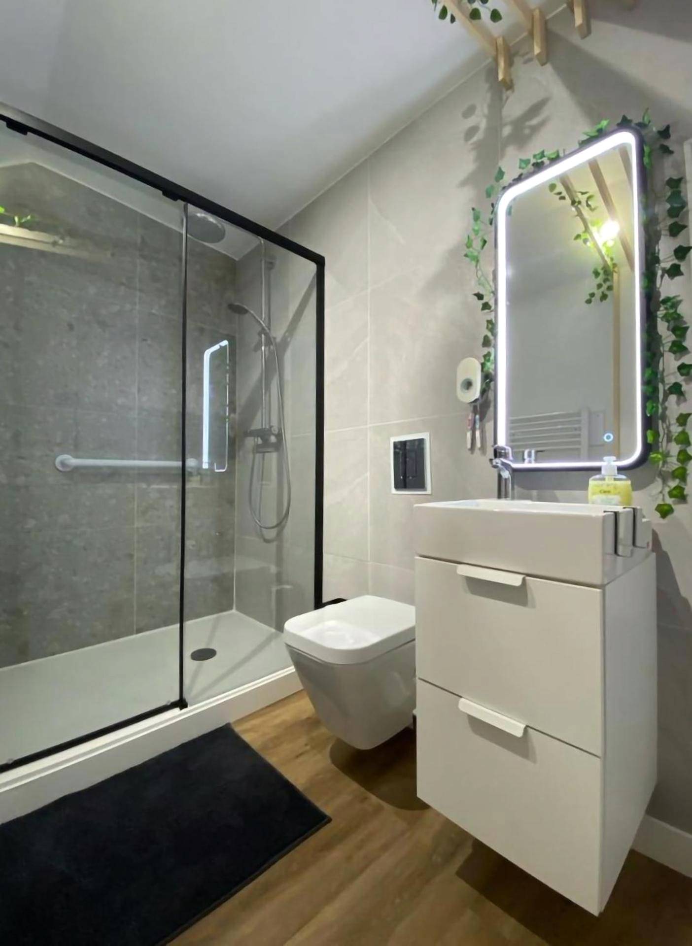 Salle d'eau moderne avec douche à l'italienne - L'appart'hôtel - 1 Appartement Love Room avec Spa Privatif & Autres...