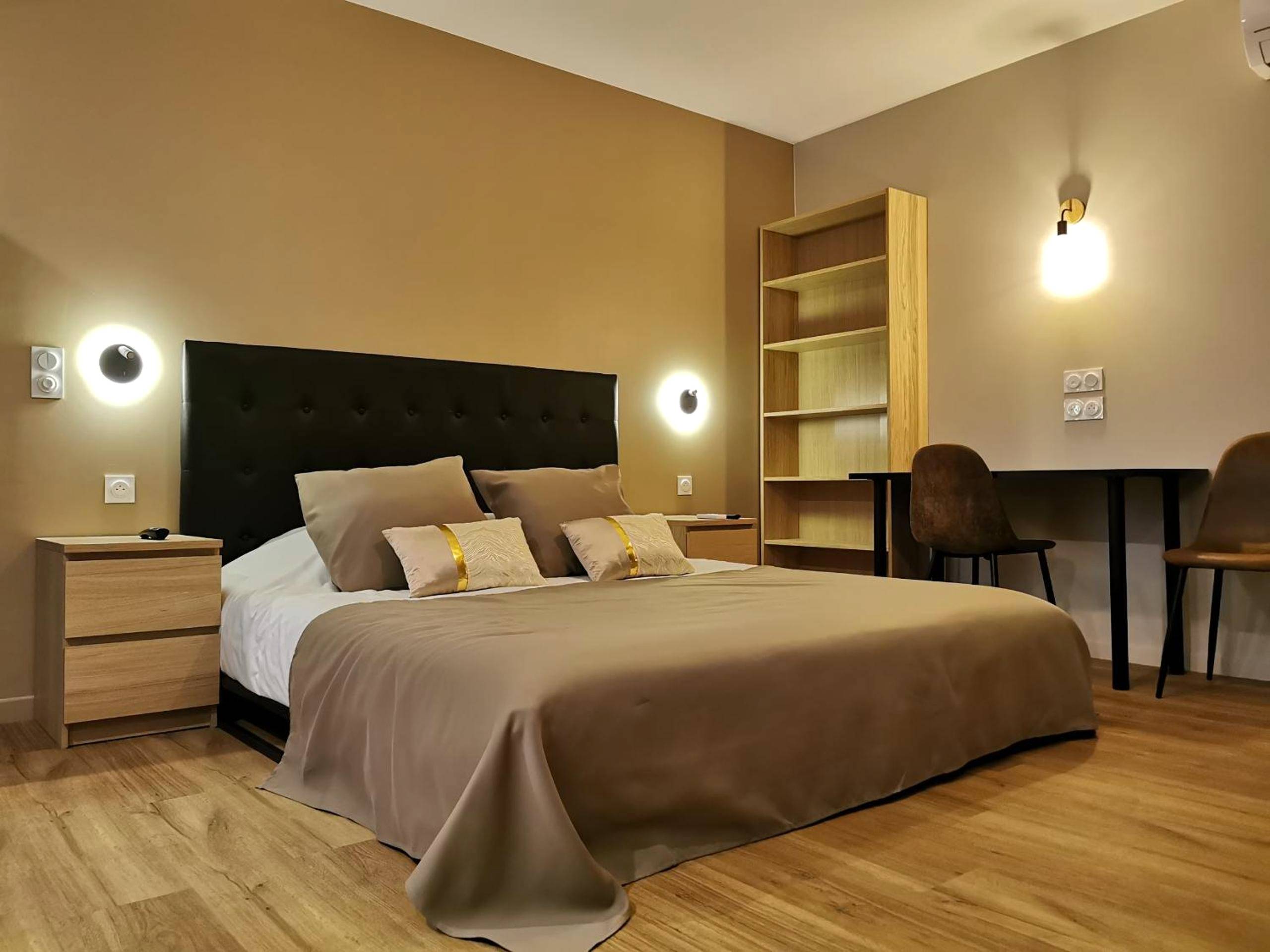 Chambre avec lit double et luminaires design - Appart Hotel Spa Perpignan