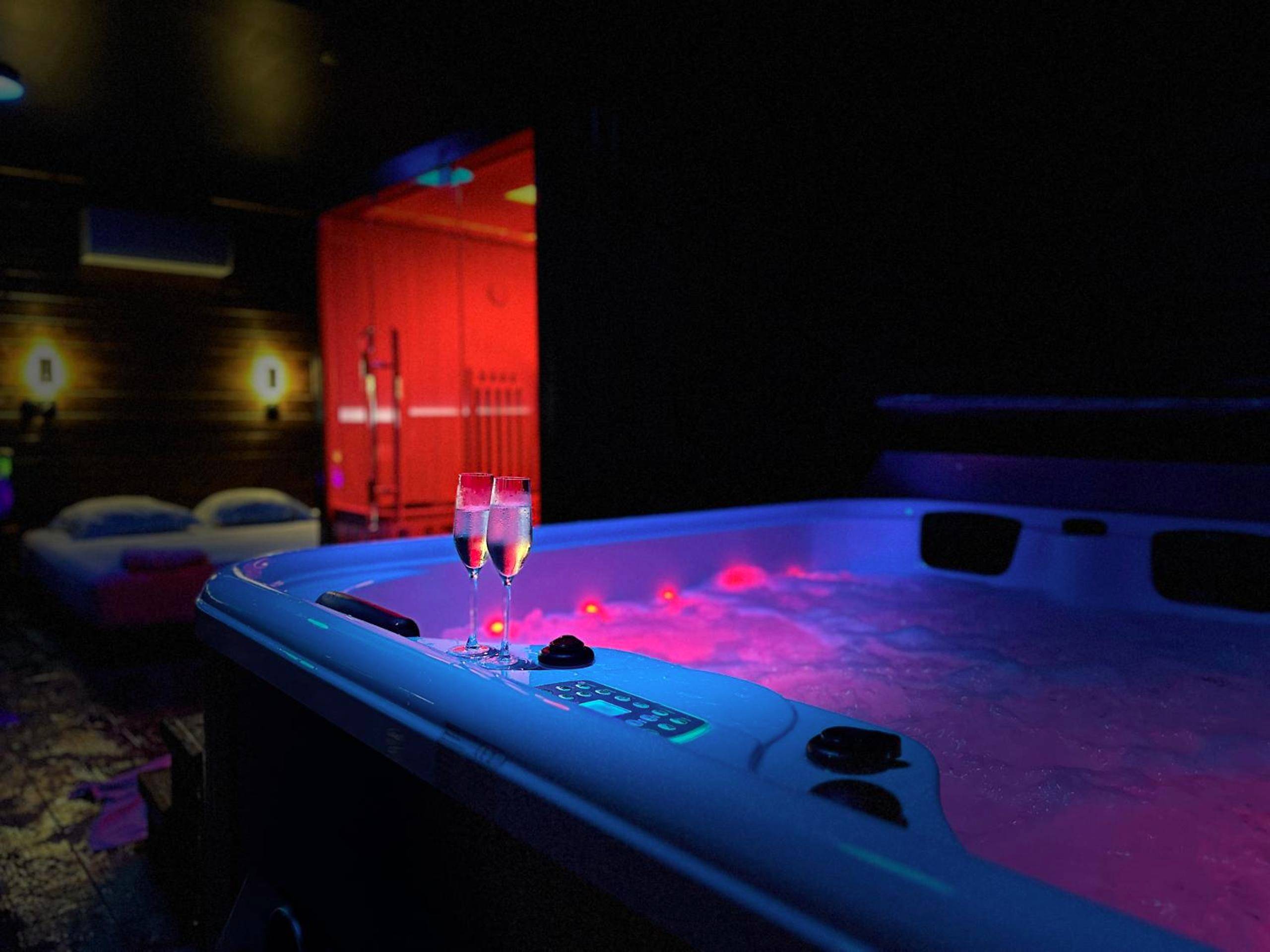 Jacuzzi privatif avec éclairage néon bleu - Appart Hotel Spa Perpignan