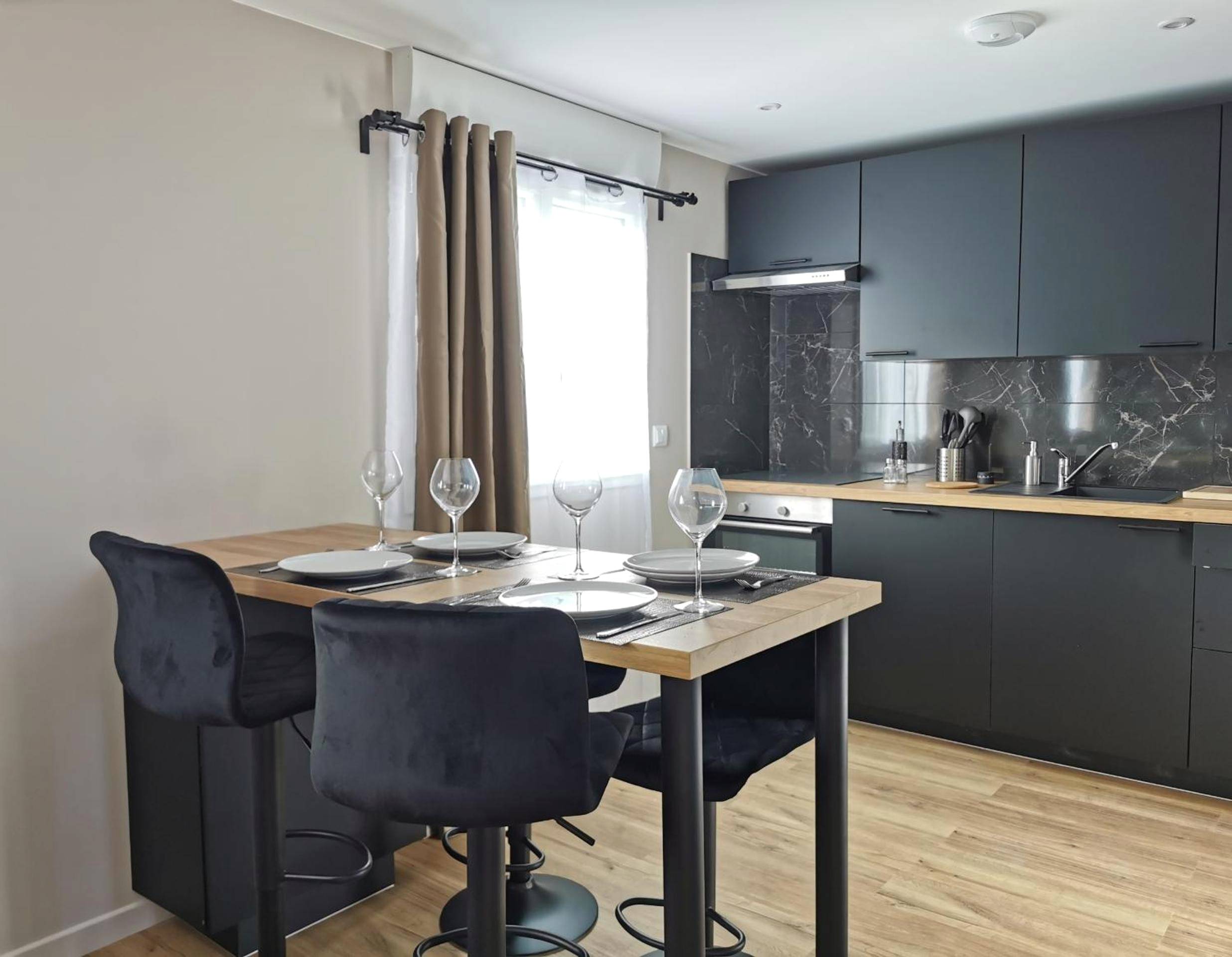 Cuisine équipée et table haute avec verres - Appart Hotel Spa Perpignan