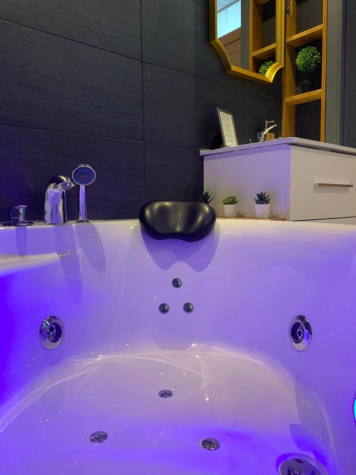 Baignoire balnéo avec éclairage LED violet - Love Room Chambéry - L'Appart d'Hugo