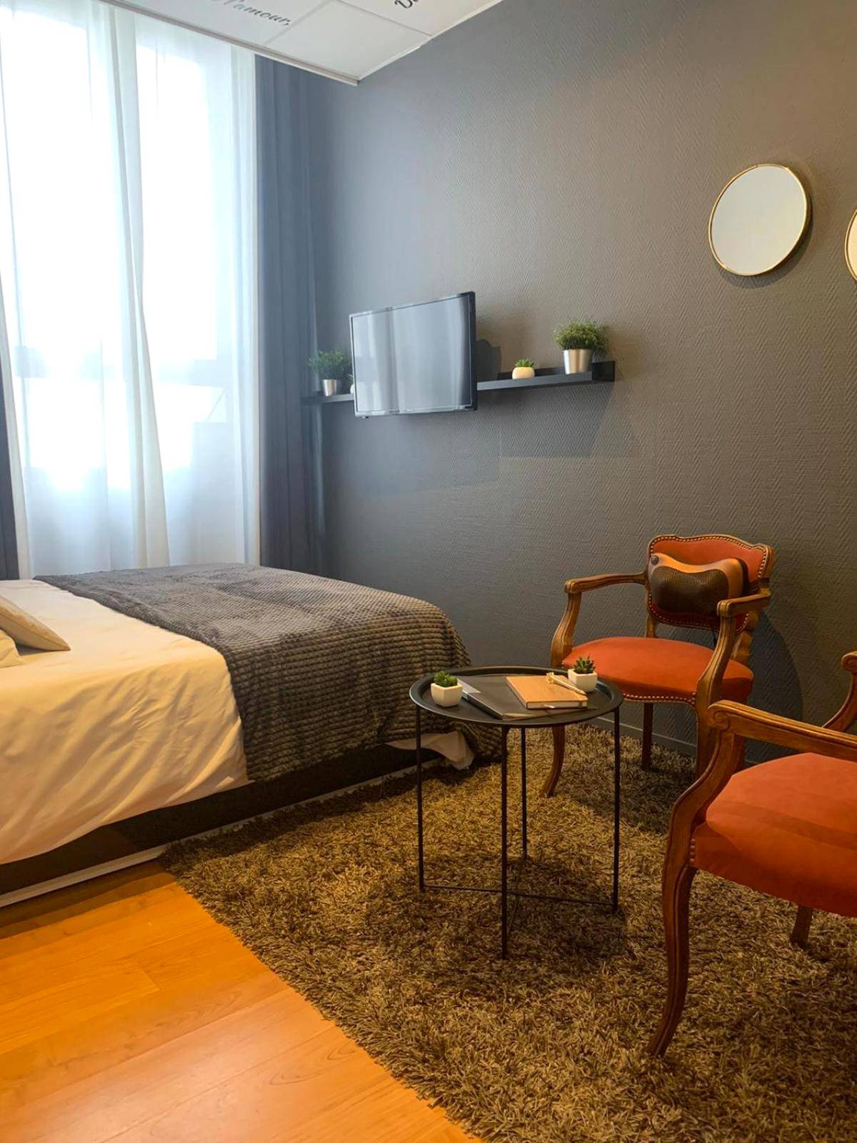 Coin salon avec fauteuils vintage et lit - L'Appart d'Hugo