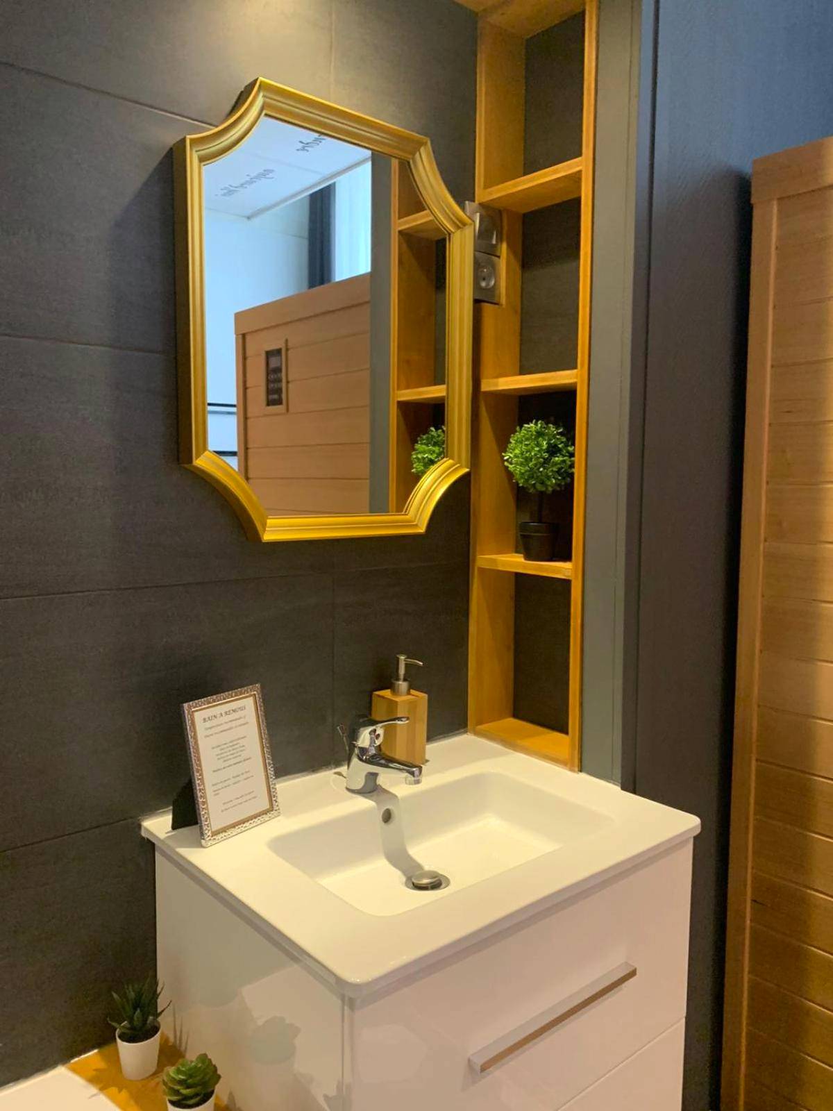 Meuble vasque moderne et miroir doré - L'Appart d'Hugo